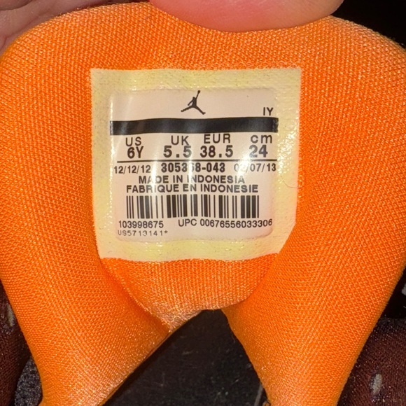 Jordan Kids Sneakers Black and Orange - Picture 4 of 4